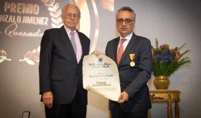 Henry Gallardo, director general de Fundación Santa Fe de Bogotá recibe el Premio Gonzalo Jiménez de Quesada 2025 en manos del presidente de la Sociedad de Mejoras y Ornato de Bogotá, Carlos Pombo Urdaneta. 