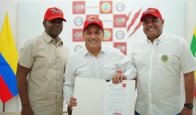 Dumek Turbay, alcalde de Cartagena, con Édinson Rentería y Campo Elías Terán. 