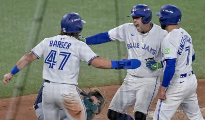 George Springer llega al plato tras batear jonrón de tres carreras para los Azulejos. 