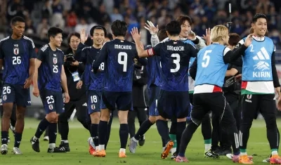 Celebración de los jugadores de Japón tras la victoria.