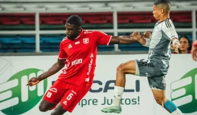 José Enamorado disputa el balón con Cristian Tovar. 