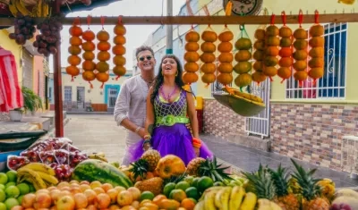 Carlos Vives y la vocalista de Bomba Estéreo, Li Saumet.