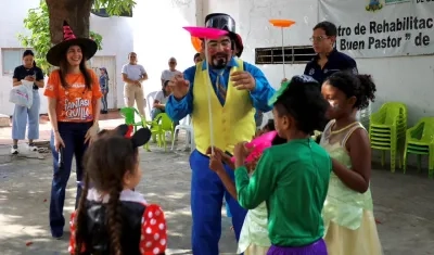 Niños compartiendo entre risas y alegrías con diferentes actividades.