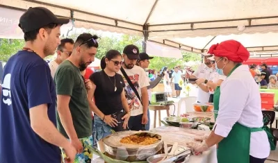 Visitantes al FestiCamarón 2025, en Puerto Colombia.