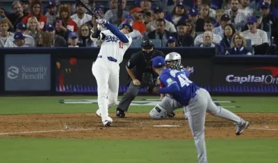 Freddie Freeman conecta su jonrón en el inning 18 tras el envío del dominicano Seranthony Domínguez.  