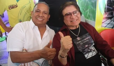 Edwin Madera con el salsero puertorriqueño Bobby Cruz. 