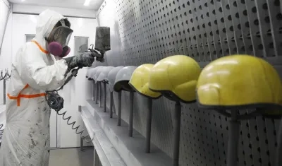 Fábrica de elaboración de cascos en Bogotá.