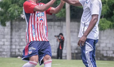 Alexander Licona y Éder Hernández, técnico del Junior sub–20.