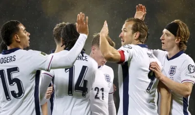 El capitan de Inglaterra, Harry Kane, celebra con sus compañeros la clasificación al Mundial de 2026.