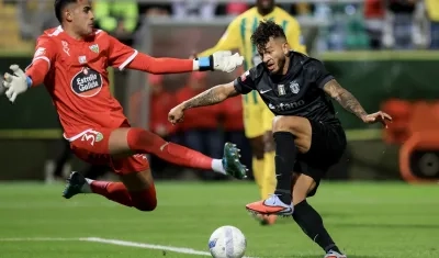 El samario Luis Suárez enfrenta al portero del Tondela, Bernardo Fontes.
