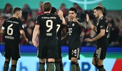 Luis Díaz celebra su gol, el del empate del Bayern, con Harry Kane. 