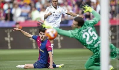 Kylian Mbappé durante un partido contra el Barcelona en la temporada pasada. 