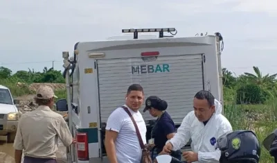 Autoridades en el levantamiento del cadáver.