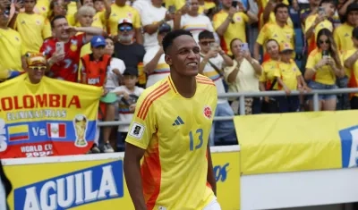 Yerry Mina se lesionó el fin de semana con su club Cagliari. 