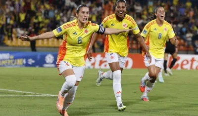 Daniela Montoya, capitana de Colombia, celebra el gol que le marcó en el debut a Perú.