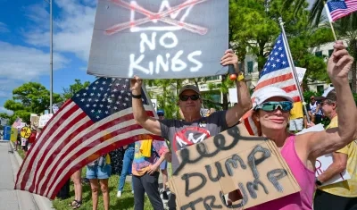  Personas participan durante la protesta "No Kings" en la Florida.