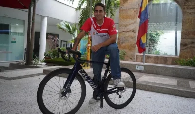 Cristian Ortega con la bicicleta que le obsequió la Gobernación del Atlántico. 
