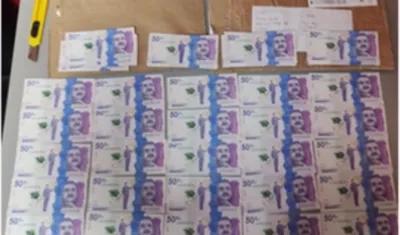 Pesos y dólares falsos