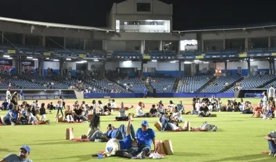 Aficionados en el terreno del juego del Édgar Rentería disfrutando de 'Picnic en el Diamante'.