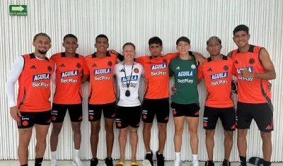 Los ocho atlanticenses integrantes de la Selección Colombia de fútbol playa.