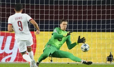 Gonçalo Ramos marca ante el portero Szczesny para darle la victoria al PSG sobre el Barcelona. 