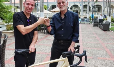 Rigoberto Urán con el gobernador del Atlántico, Eduardo Verano. 