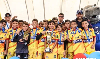 Grupo de la escuela de fútbol 'Ringo' Amaya campeona de la Gato Pérez Bogotá Cup.