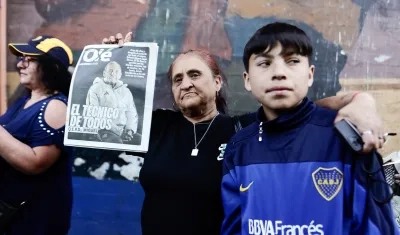 Hinchas de Boca Juniors presentes en el funeral de Miguel Ángel Russo. 
