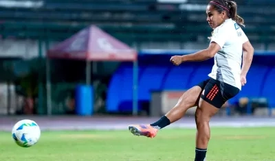 Leicy Ssntos, mediocampista de la Selección Colombia femenina. 