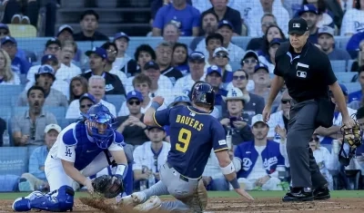 Will Smith pone out en el plato a Jake Bauers, corredor de los Cerveceros. 