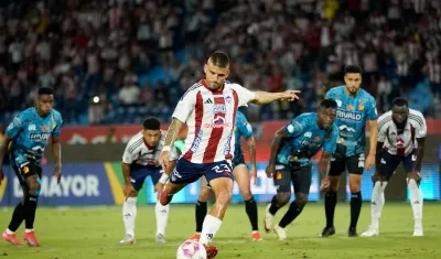'Titi' Rodríguez cobra el penalti que le dio el empate 2–2 al Junior. 