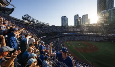 Aficionados de los Azulejos en el Rogers Centre de Toronto. 