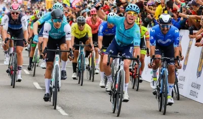 Mark Cavendish celebra tras ganar una etapa del Tour Colombia en 2024. 
