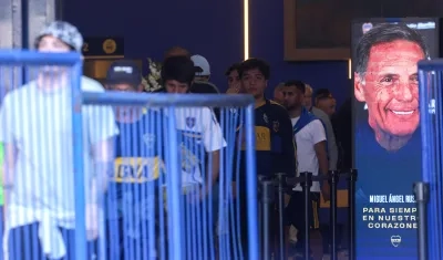Los aficionados de Boca Juniors llegando a la Bombonera para despedir a Russo.