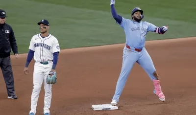 Vladimir Guerrero Jr. celebra tras conectar un doblete en el tercer inning.