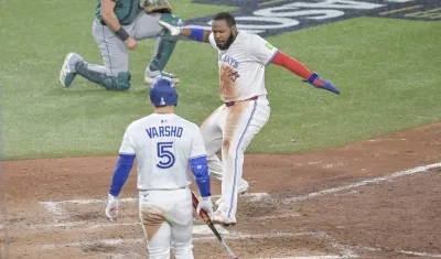 El dominicano Vladimir Guerrero Jr. anota la sexta carrera de los Azulejos, en el séptimo inning.