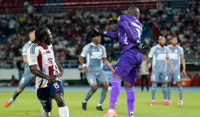 Yimmi Chará en la acción en la que marcó el gol de Junior ante Santa Fe.