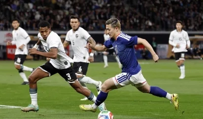 Acción de juego entre Japón y Bolivia.