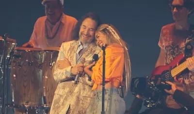 Marco Antonio Solís con Karol G.