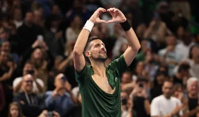 Novak Djokovic celebrando su título 101.