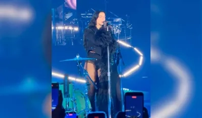 Dua Lipa durante el concierto en Bogotá.