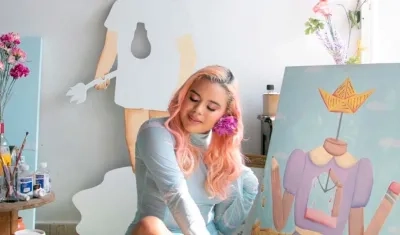 Norella Magdaniels junto a una de sus creaciones. 