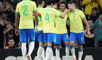 Jugadores de Brasil celebrando uno de los goles.