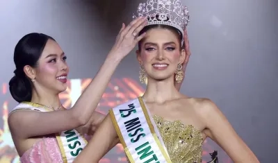Catalina Duque Abréu recibiendo la corona en el Miss International 2025.