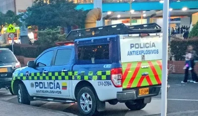 La Policía Antiexplosivos en una de las sedes de la tienda. 