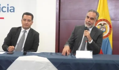 El ministro (e) de Justicia,  Andrés Idárraga; y el del Interior, Armando Benedetti. 