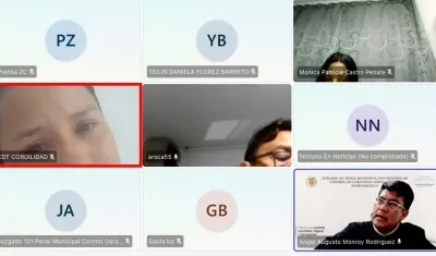 Alias 'Karina', en el cuadro rojo, escuchando la decisión del juez de enviarla a la cárcel. 