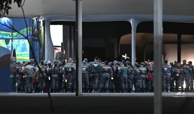 Bomberos a las afueras del centro de convenciones donde se registró el incendio. 