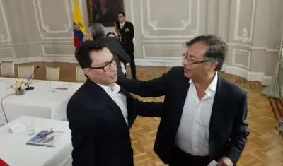 El precandidato Carlos Caicedo y el Presidente Gustavo Petro.