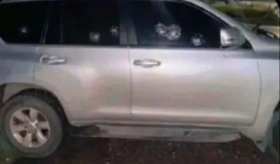 La camioneta en la que se transportaba el niño cuando fue impactado a bala. 